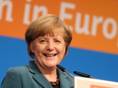 Merkel'den 2 Türk'e teşekkür