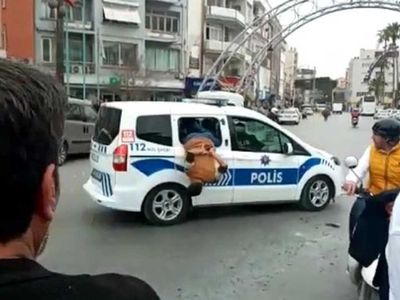 Mersin'de akılalmaz olay: Polis aracının camından atlayıp kaçtı!
