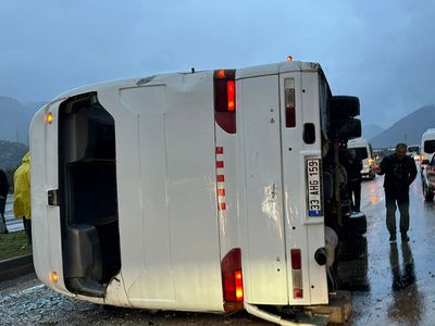 Mersin'de servis otobüsü devrildi: Çok sayıda yaralı var