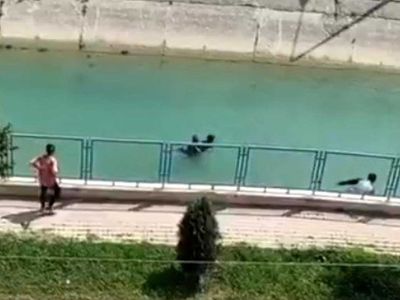 Mersin'de suya düşen çocuğu yoldan geçen vatandaş kurtardı: O anlar kameralara yansıdı