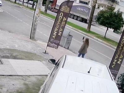 Mersin’de Yolda Görüntülü Telefon Görüşmesi Yapan Genç Kız Kapkaça Uğradı! O Anlar Kamerada
