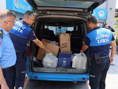 Mersin’de zincir markette son tüketim tarihi geçmiş 135 gıda ürünü ele geçirildi