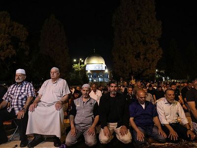 Mescid-i Aksa’yı Dolduran Müslümanlar Teravih Namazı Kıldı