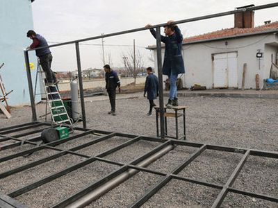 Meslek liseleri depremzedeler için seferber oldu: Konteyner sınıf üretiyorlar