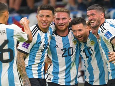 Messi tarihe geçti: Arjantin adını çeyrek finale yazdırdı