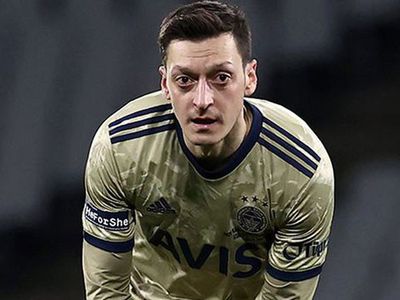 Mesut Özil Ezeli Rakibi İle Dalga Geçti