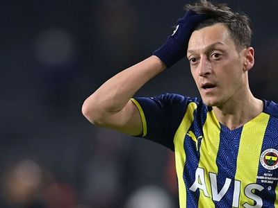 Mesut Özil, Fenerbahçe resmi sosyal medya hesabını takip etmeyi bıraktı!
