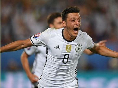Mesut Özil, Fenerbahçe'de 6 Senedir Kırılamayan Pas Rekorunun Kırdı