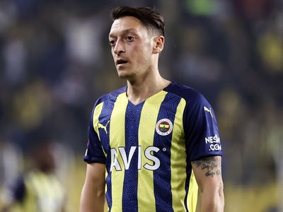 Mesut Özil Fenerbahçe’den ayrıldı mı? Fenerbahçe Mesut Özil ile yollarını ayırdı. Fenerbahçe yıldız futbolcuyla yaşanan ayrılığı resmen açıkladı