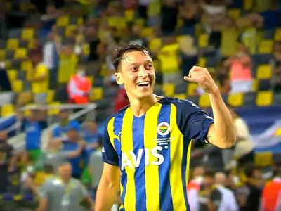 Mesut Özil Fenerbahçe'den ayrılıyor mu? Özil'in yeni rotası belli oldu, sezon sonunda ayrılıyor