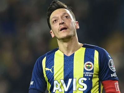Mesut Özil yaptığı açıklamada Fenerbahçe'den başka bir takıma transfer olmak istemediğini duyurdu!