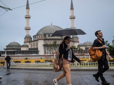 Meteoroloji sarı kodla uyarı yapmıştı: İstanbul sağanak yağışa teslim oldu