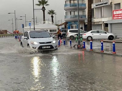 Meteoroloji sarı kodlu uyarı vermişti: Şehirde yollar göle döndü