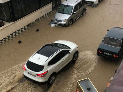 Meteoroloji uyarmıştı: Sağanak yağış Tekirdağ’ı etkisi altına aldı, yollar göle döndü
