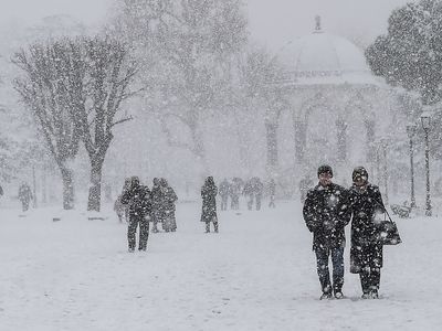 Meteoroloji'den kar, fırtına ve sağanak yağmur uyarısı! Sıcaklıklar mevsim normallerinin altına düşecek