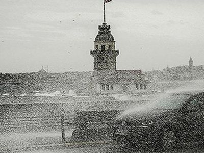 Meteorolojinin uyardığı yağışlar başladı: İstanbul'da rögarlar patladı, sokaklar suya gömüldü