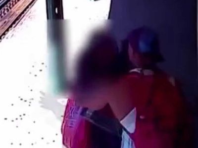 Metro istasyonunda korkunç olay! Metro istasyonundaki bir adam, önündeki kadını raylara itti: O anlar kameralara yansıdı