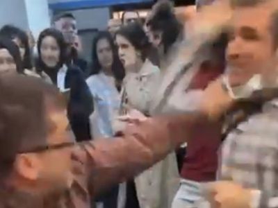 Metro istasyonunda yaka paça kavga ettiler!