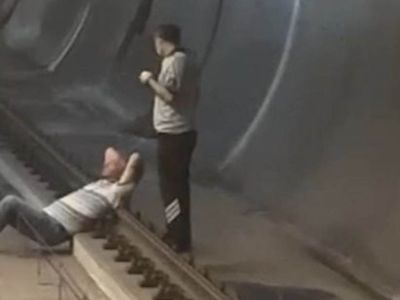 Metro rayına uzandı: Raylarda keyif yaptı! Rahatlığı görenlere pes dedirtti