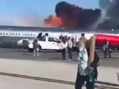 Miami Havalimanı'nda facia anları! 137 kişinin içerisinde bulunduğu uçak pistte alevlere teslim oldu