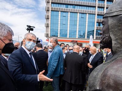 Millet Aç Deyip Duranların Sadece Heykele Verdiği Paraya Bakın! İzmir Vatandaşı Hizmeti Daha Çok Bekler