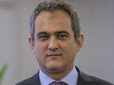 Milli Eğitim Bakanı Özer Kendisini Tebrik Etmek İsteyenlere Fidan Bağışı İsteğinde Bulundu