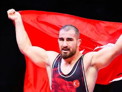 Milli güreşçilerimiz Taha Akgül ve Feyzullah Aktürk'ten büyük başarı geldi!
