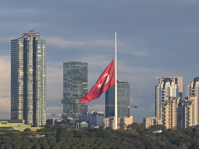 Milli yas ilanın ardından Türkiye’de bayraklar yarıya indirildi