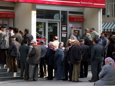 Milyonlarca emeklinin gözü yarına çevrildi: Maaş farkları hesaplara yatırılıyor