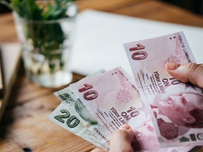 Milyonlarca vatandaşın beklediği ödemeler hesaplara yatmaya başladı: Emekli, memur, kamu çalışanlarına ücretler yatırılıyor!
