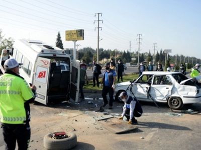 Minibüs ile Otomobil Çarpıştı: 1 Ölü, 1 Yaralı