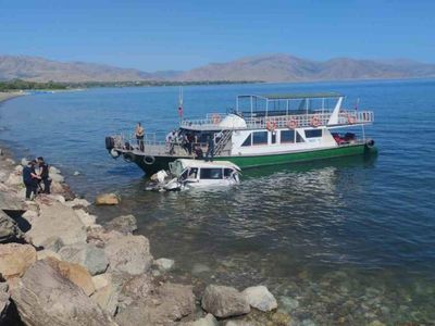 Minibüs Van Gölü’ne uçtu: Dalgıçlar suda kalan var mı diye arama yaptı