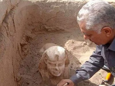 Mısır’da gülümseyen sfenks keşfedildi: Kime ait olduğu belli oldu