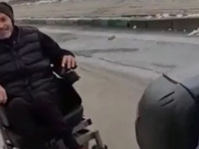 Motokuryeden Duygulandıran Hareket! Aküsü Bittiği İçin Yolda Kalan Engelli Vatandaşa Yardım Etti