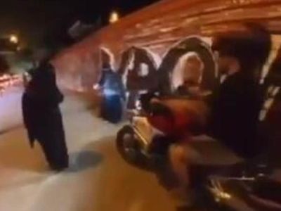 Motorsikletini çarşaflı kadınların üzerine sürdü: Onların ülkemde olması suç