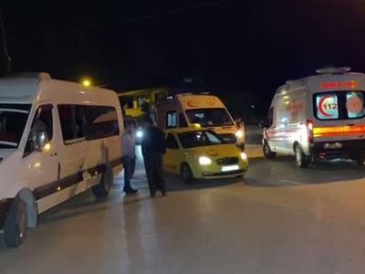 Motosiklet İle Minibüs Kafa Kafaya Çarpıştı: 2 yaralı