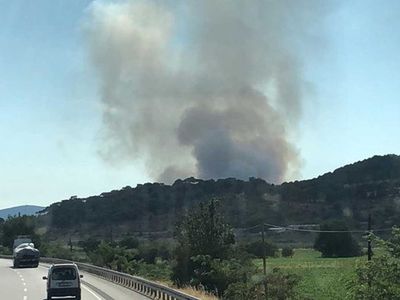 Muğla Datça'daki yangının ardından, bir korkutan haber de İzmir'den geldi. Kentin Çeşme ilçesinde makilik alanda yangın çıktı