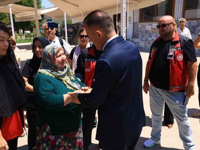 Muğla valisi akbıyık, şehit babasını son yolculuğuna uğurladı