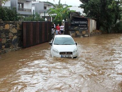 Muğla’da Devam Eden Sağanak Yağış Yolları Kapadı
