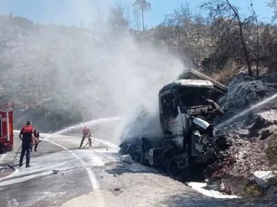 Muğla'da korku dolu anlar! Kamyon alev aldı şoför öldü