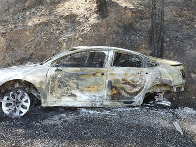 Muğla'da Otomobil Yangını Ormana Sıçramadan Söndürüldü