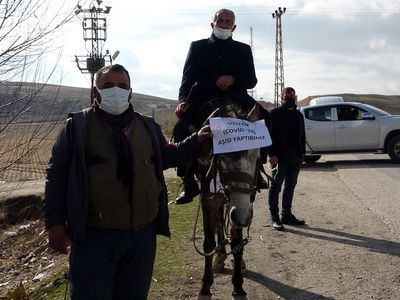 Van'da Koronavirüs Mücadelesi! Muhtar Atına Binip Çağrıda Bulundu