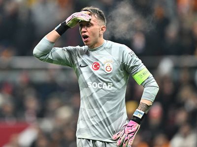 Muslera takımda kalacak mı? Okan Buruk açıkladı