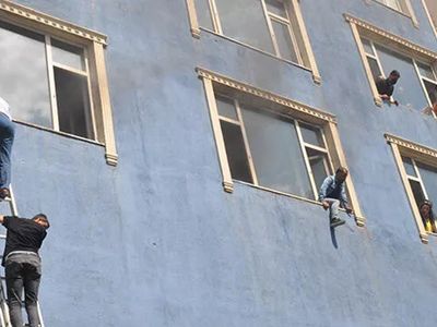 Muş'ta 6 Katlı Binada Yangın Çıktı! 15 Kişi Hastaneye Kaldırıldı