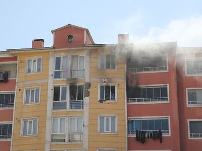 Muş'ta 7 Katlı Binada Yangın: 3 Ev Hasar Gördü