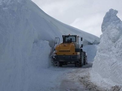 Muş’ta kar kalınlığı 4 metre oldu: Ekipler yol açma çalışmalarını sürdürüyor