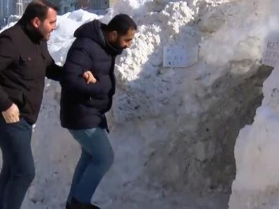 Muş'ta Yoğun Kar Yağışından Sonra Kardan Kahvehane İlgi Odağı Oldu