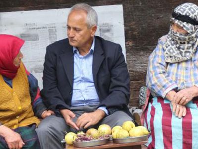 Myanmar'a Gidemeyen Büyükelçi Memleketi Rize'de Bahçe İşleri Yapıyor!