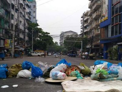 Myanmar’da Protestocular Çöp Dökme Eylemine Başladı