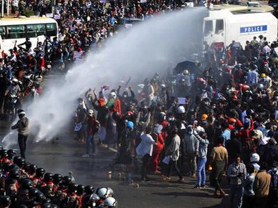 Myanmar'da Protestoculardan Askerlere Saldırı